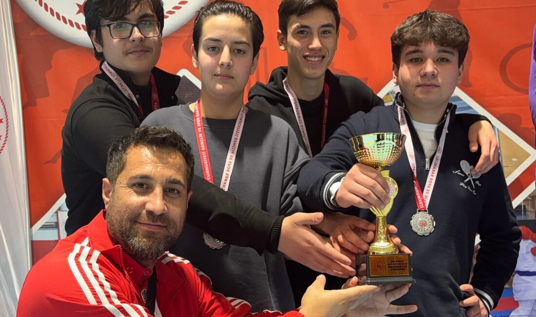 Afyonkarahisar’da düzenlenen Okul Sporları Floor Curling Erkekler Müsabakalarında ikinci olan