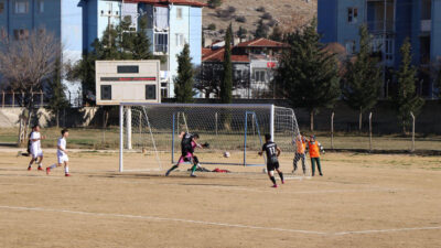 Dinar Belediye Spor, sahasında ağırladığı Çobanlar Belediye Spor’u 3-0 mağlup