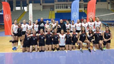 Veysel Eroğlu Spor Salonu'nda tamamlanan voleybol küçük kızlar müsabakalarının ardından