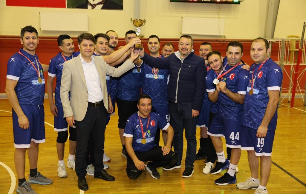 Sandıklı'da belediye birimleri arasında düzenlenen voleybol turnuvasının finali tamamlandı. Sanbel