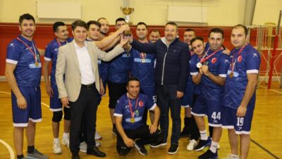 Sandıklı'da belediye birimleri arasında düzenlenen voleybol turnuvasının finali tamamlandı. Sanbel