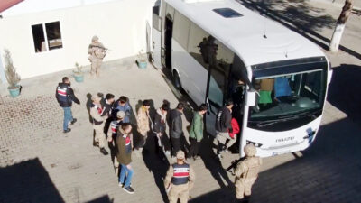 İçişleri Bakanı Ali Yerlikaya, 115 göçmen kaçakçılığı organizatörünün yakalandığı 'Kalkan-33'