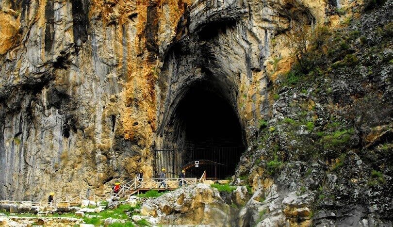 Isparta’nın Aksu ilçesinde bulunan Zindan Mağarası, kış sezonu nedeniyle ziyarete