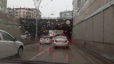 Afyonkarahisar’da bu sabah yaşanan yoğun trafik, hem öğrencileri hem de