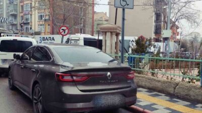 Afyonkarahisar’da polis tarafından engelli araç park yerine usulsüz park gerçekleştiren