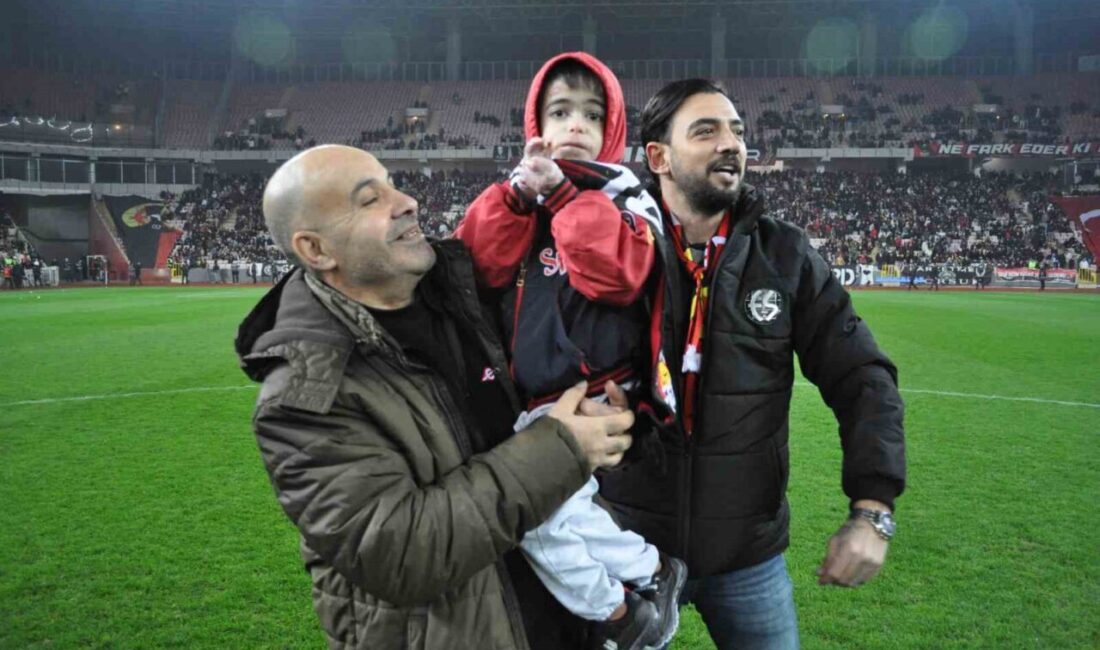 Eskişehirspor’un rekor kırdığı maçta kelebek hastası Nurettin Efe Keskin taraftara üçlü çektirdi Eskişehirspor’un Manavgat Belediyespor’u 2-1 yendiği ve 30 bin 358 seyirci