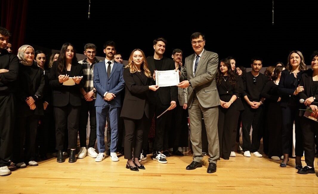 Kütahya’da “Kerem ile Aslı-Modern Masal” tiyatro oyunu ilgi gördü Kütahya Belediyesi ve Kütahya Dumlupınar Üniversitesi iş birliğiyle düzenlenen “Kerem