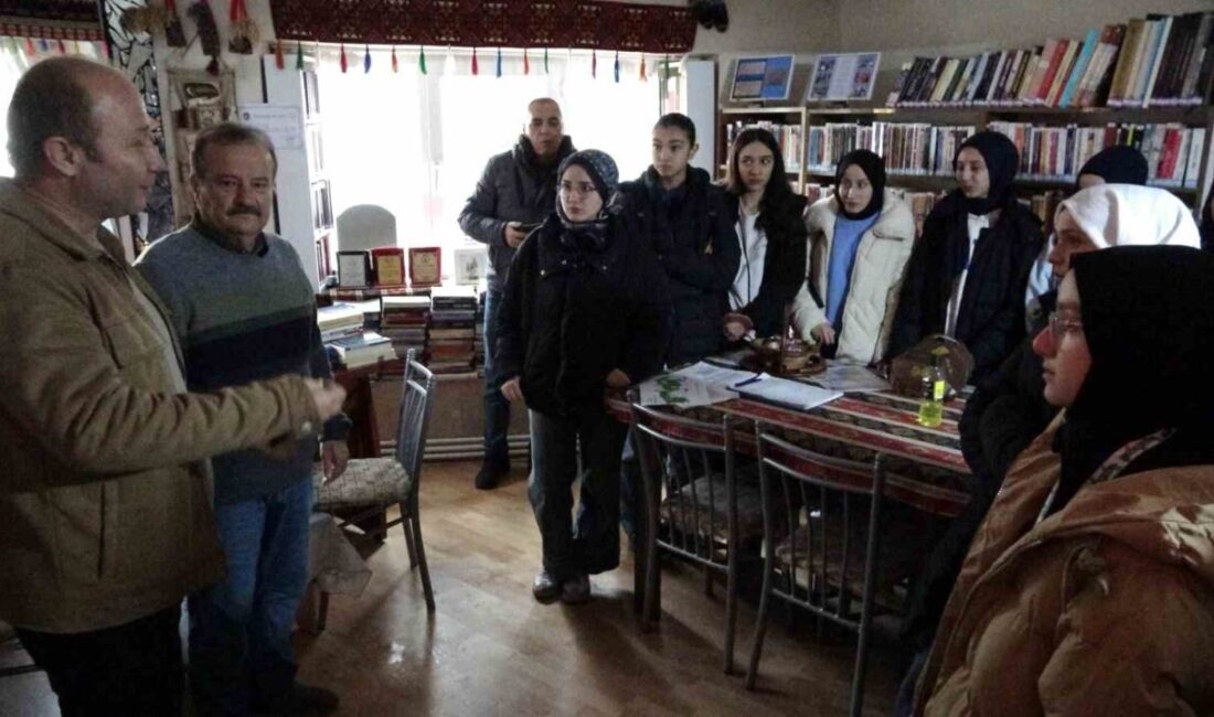 Kütahya’da Akşemsettin Kız Anadolu İmam Hatip Lisesi öğrencileri, öğretmenleri Ahmet