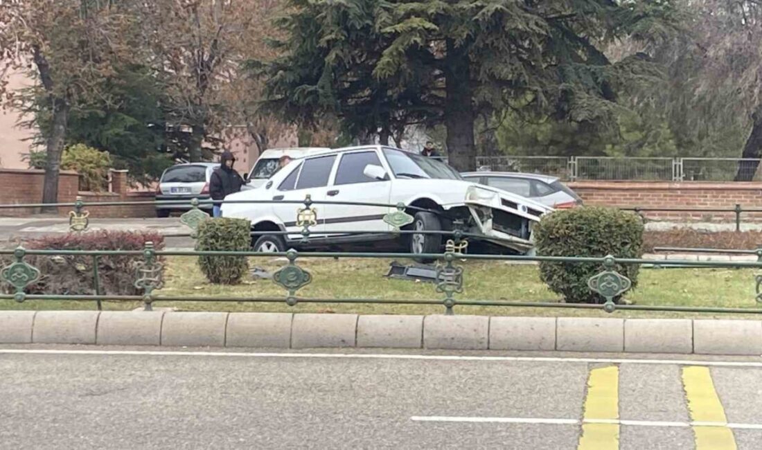 Eskişehir’de Fiat Tofaş marka otomobil yolun ortasındaki bariyerlere çarparak refüje