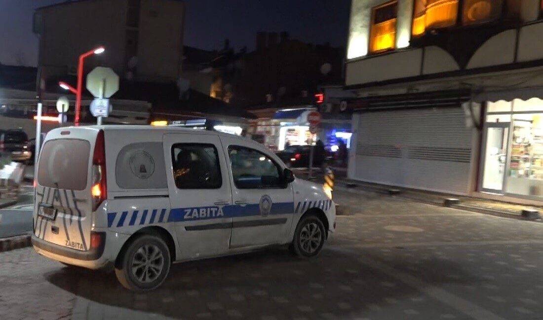 Kütahya’nın Tavşanlı ilçesinde zabıta ekipleri de güvenlik için hazır bekliyor.