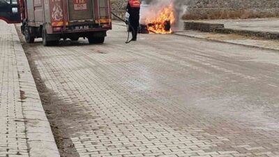 Afyonkarahisar’da park halindeki Tofaş marka otomobil bilinmeyen bir sebeple yanarak