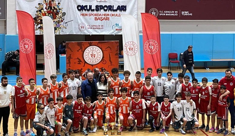 Afyonkarahisar’da düzenlenen U14 Okullar Arası Basketbol Ligi büyük bir çekişmeye