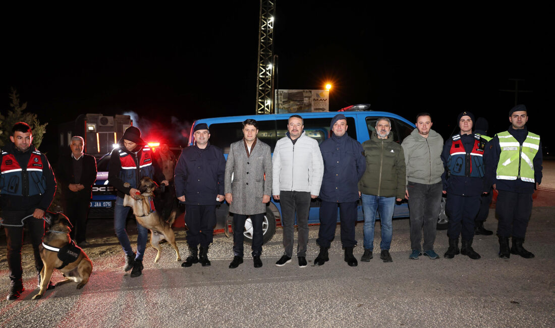 Yılbaşı gecesinde görevi başında olan personelleri ziyaret eden Sandıklı Kaymakamı