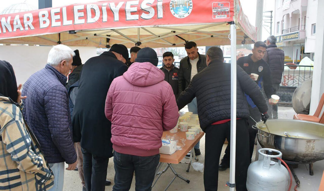 Dinar Belediyesi pazarcılara sıcak çorba ikramını sürdürürken, Başkan Topçu, esnafların