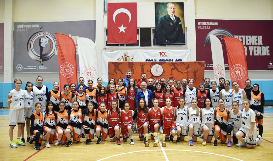 Afyonkarahisar’da düzenlenen U-16 Kızlar Kulüp Basketbol Müsabakaları, Tınaztepe Spor Salonu’nda