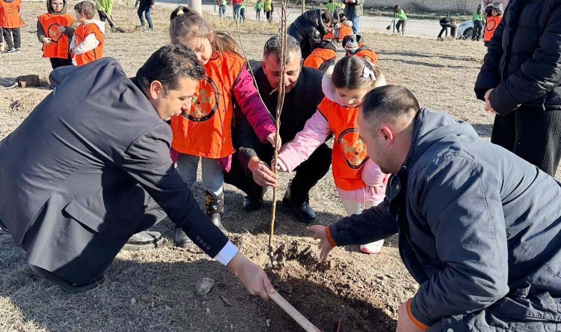 Emirdağ Belediyesi tarafından hayata geçirilen ‘Her Mahalleye Meyve Parkları’ projesinin