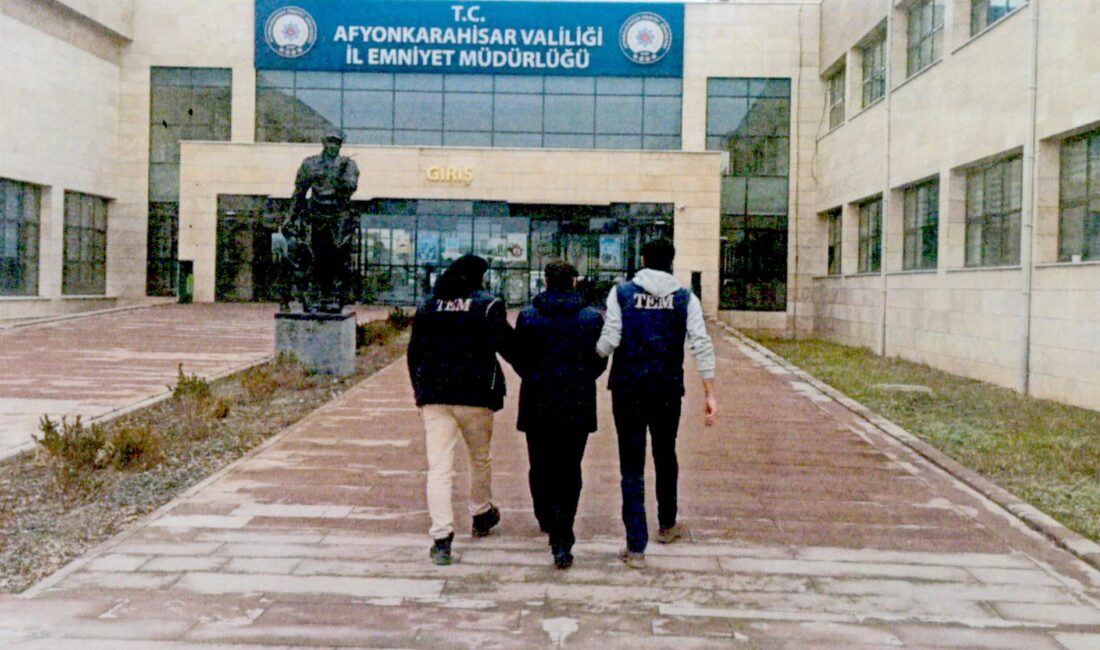 Polis, FETÖ’cü şahsı yakaladı Afyonkarahisar İl Emniyet Müdürlüğü görevlileri, FETÖ/PDY Silahlı Terör Örgütü’ne üye