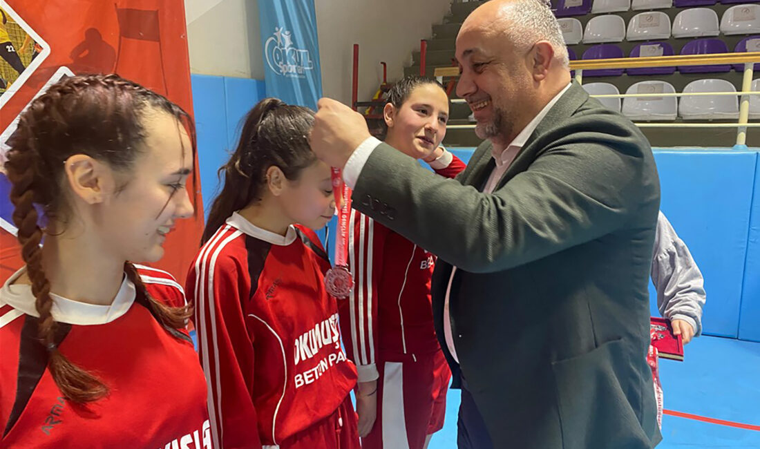 Afyonkarahisar’da düzenlenen Okul Sporları Futsal Yıldız Kızlar Müsabakaları, kıyasıya mücadelelere