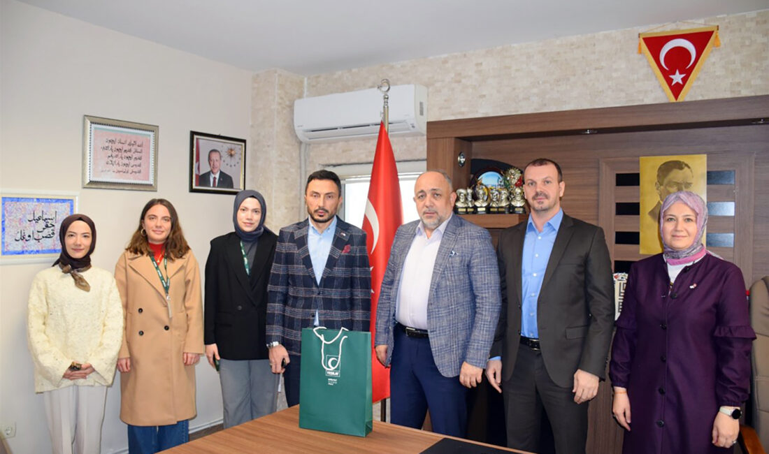 Yeşilay Afyonkarahisar Şube Başkanı Arif Kavas ve yönetim kurulu üyeleri,