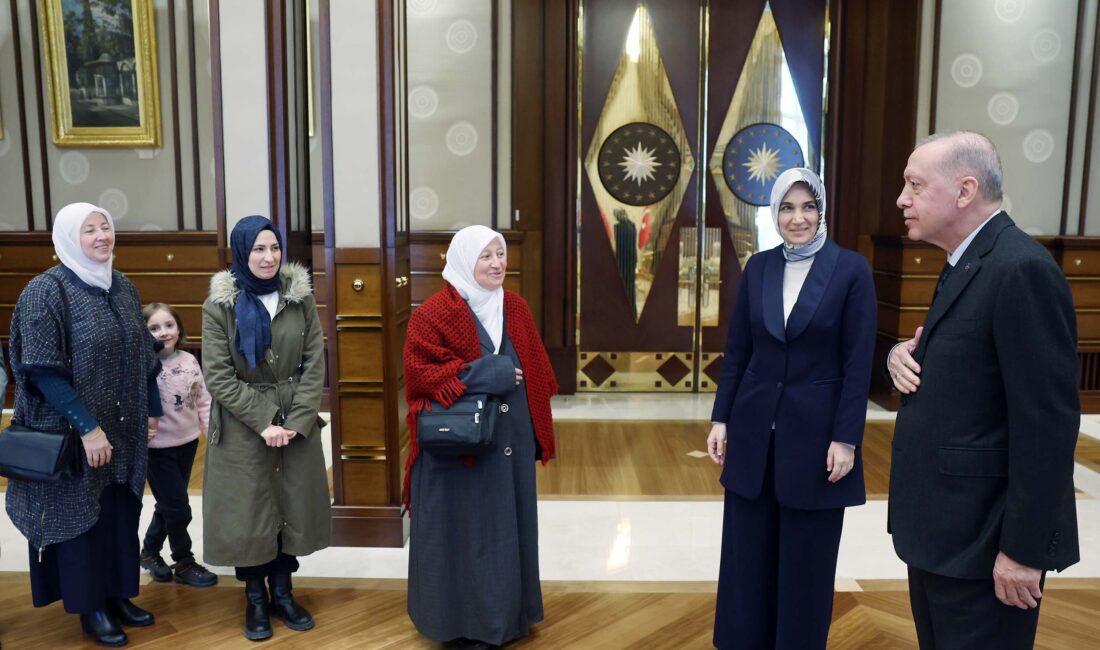 Cumhurbaşkanı Erdoğan, Afyon’lu aileyi misafir etti Cumhurbaşkanı Recep Tayyip Erdoğan, Afyonkarahisar ziyaretinde sohbet ettiği Sultan Bayat