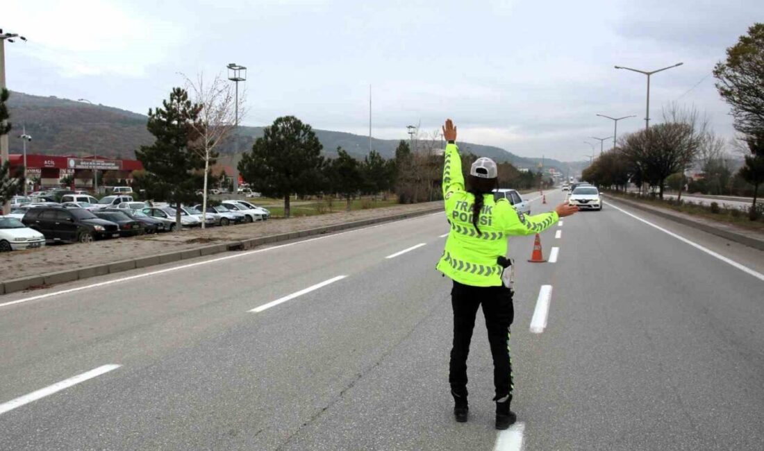 Afyonkarahisar’da polis abart egzoz kullanarak çevreyi rahatsız eden sürücülere yönelik