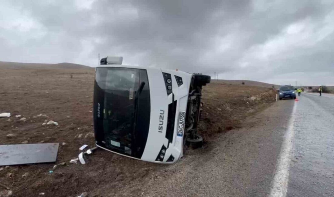 Afyonkarahisar’da devrilen tur otobüsündeki 3 Çinli turist hafif yaralandı. Kaza,