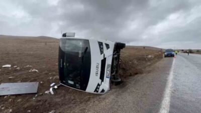 Afyonkarahisar’da devrilen tur otobüsündeki 3 Çinli turist hafif yaralandı. Kaza,