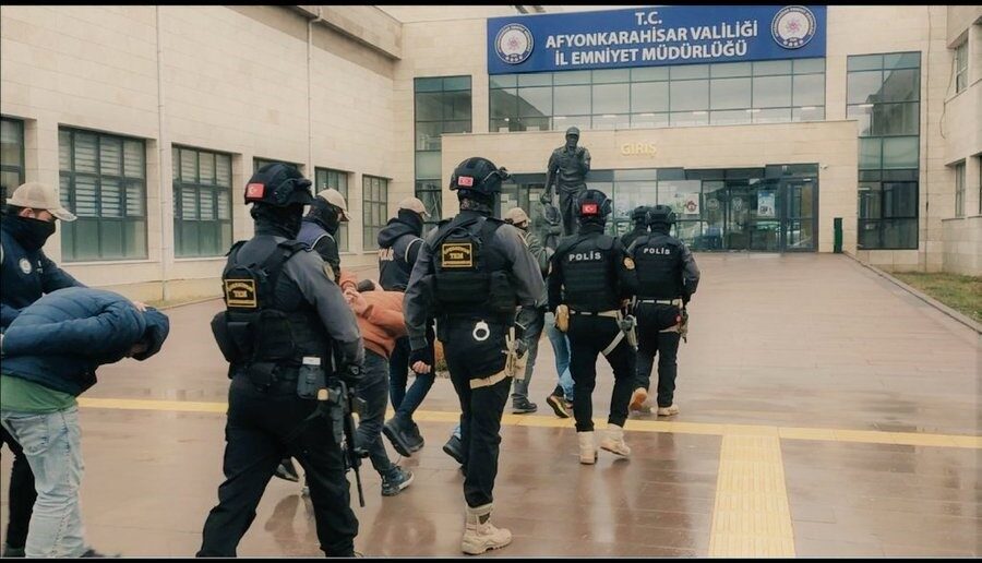 Afyonkarahisar’da DEAŞ terör örgütüne yönelik polis tarafından yapılan operasyonda gözaltına