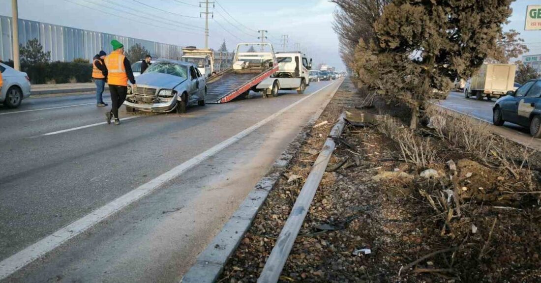 Afyonkarahisar’da meydana gelen zincirleme trafik kazasında 3 araçta maddi hasar