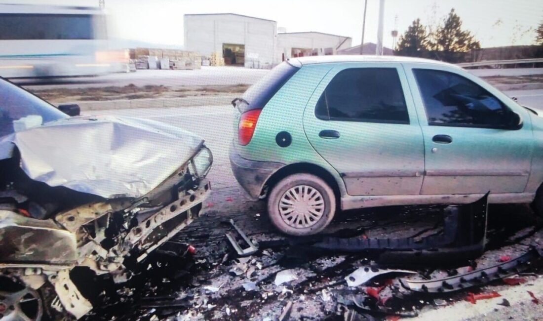 Afyonkarahisar’da 4 otomobilin karıştığı zincirleme trafik kazasında 8 kişi yaralanırken,