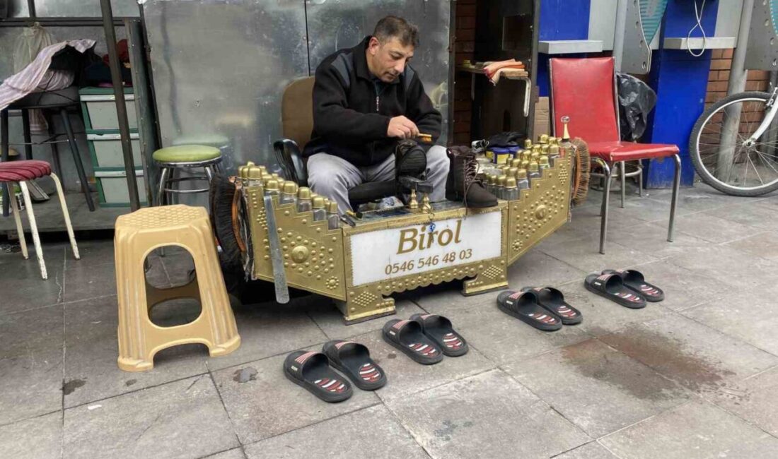 Eskişehir’de ayakkabı boyacılığı yapan Birol Kuyucan, boya sandığının üzerine yazdığı