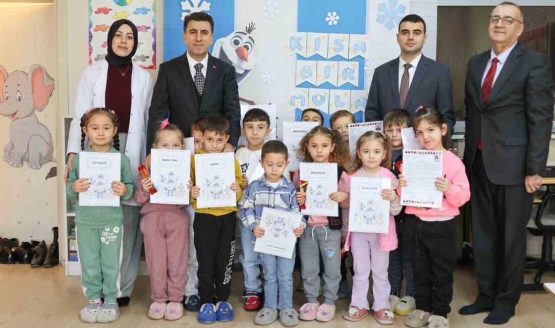 Bilecik’in Osmaneli ilçesinde minik öğrenciler ilk karne heyecanı yaşarken, karnelerini