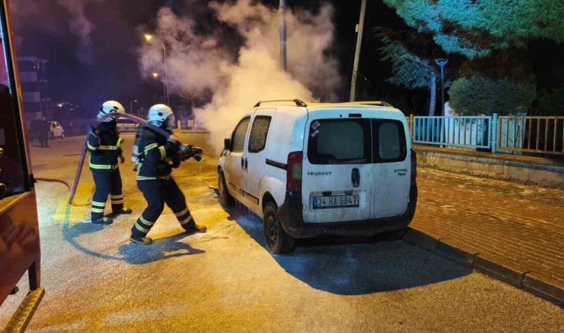 Bilecik’te park halindeki hafif ticari araç yanarak kullanılmaz hale geldi.