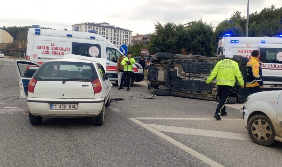 Bilecik’te önündeki araca çarpan otomobilin devrilmesi sonucunda 1 kişi yaralandı.