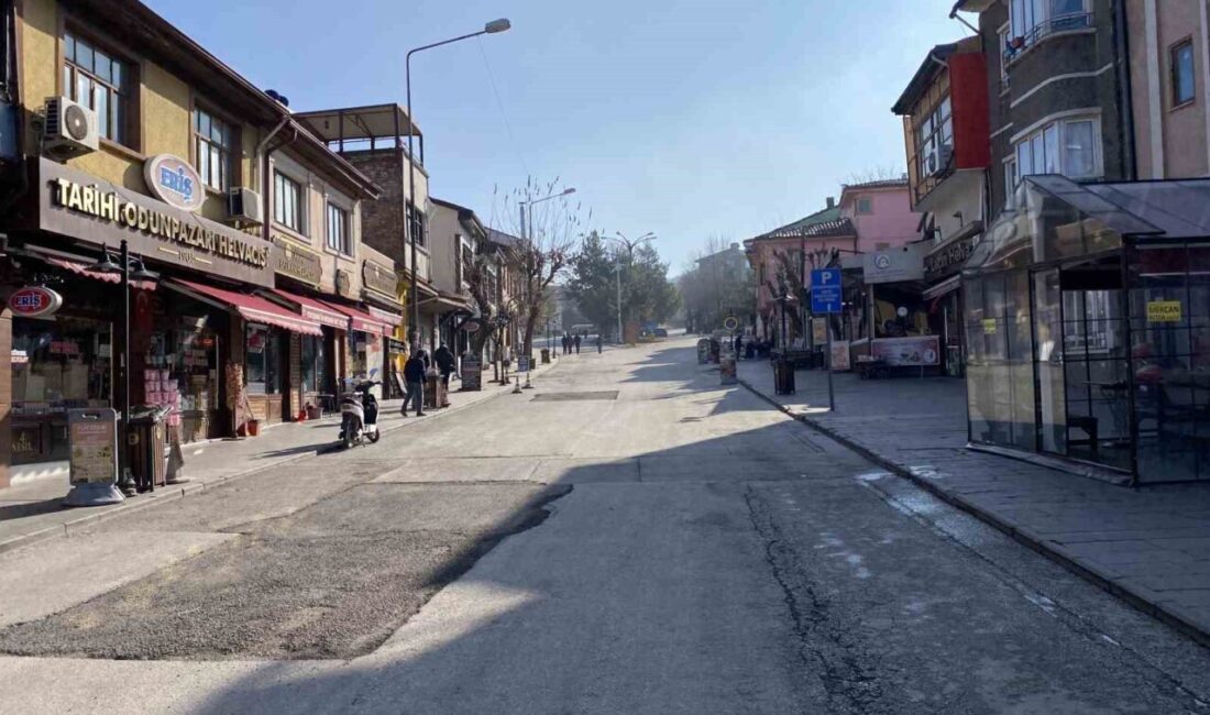 Eskişehir’de hava sıcaklığının 3 dereceye kadar düşmesi ile kentin simgelerinden