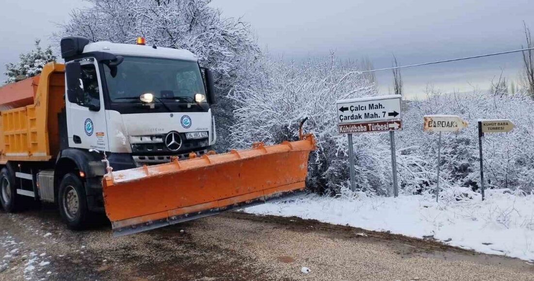 Eskişehir Büyükşehir Belediyesi ekipleri kırsal mahallelerde sorumlu olduğu bölgelerde karla