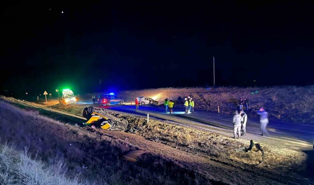 Eskişehir-Afyonkarahisar yolunda iki aracın kafa kafaya çarpışması sonucu meydana gelen