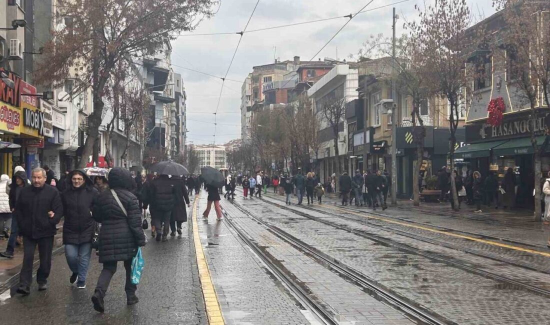 Eskişehir’de aniden etkili olan gök gürültülü sağanak yağış zorluk yaşatırken,