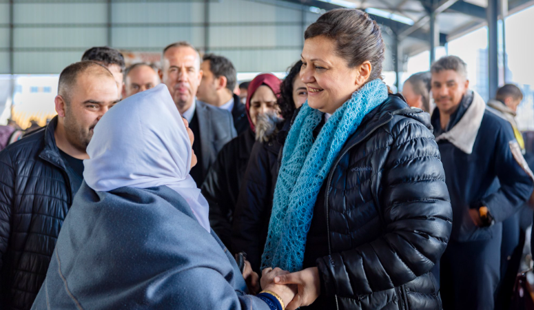 Afyonkarahisar Belediye Başkanı Burcu Köksal, Fatih Semt Pazarı’nı ziyaret ederek