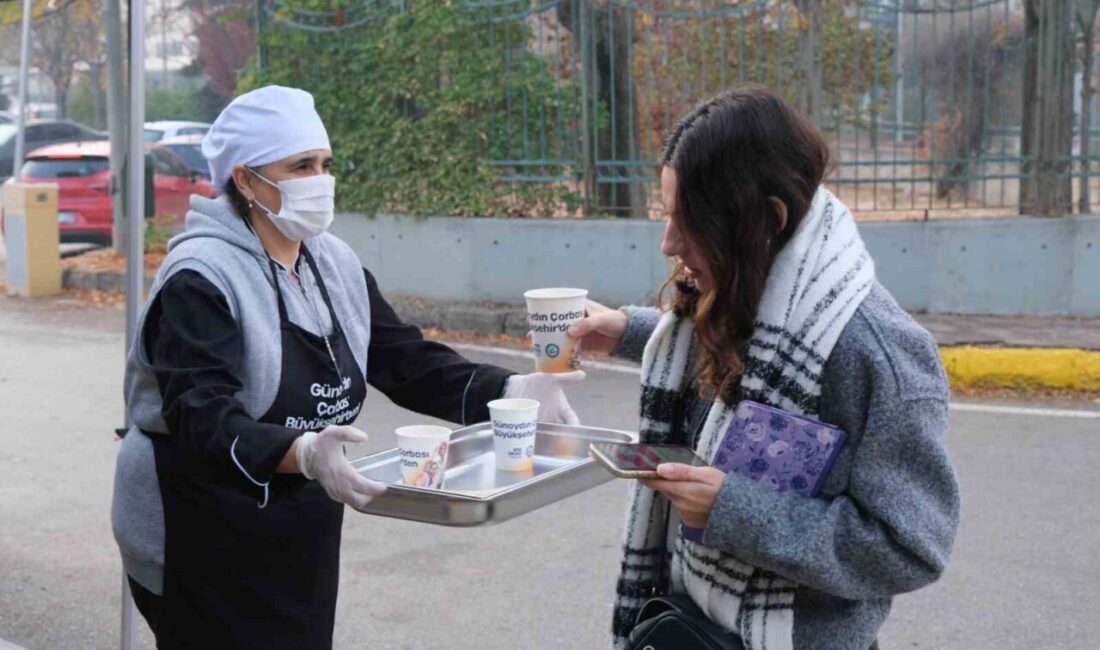 “Günaydın Çorbası” gençler tarafından çok sevildi Eskişehir Büyükşehir Belediyesi tarafından sabah erken saatlerde okula giden üniversite