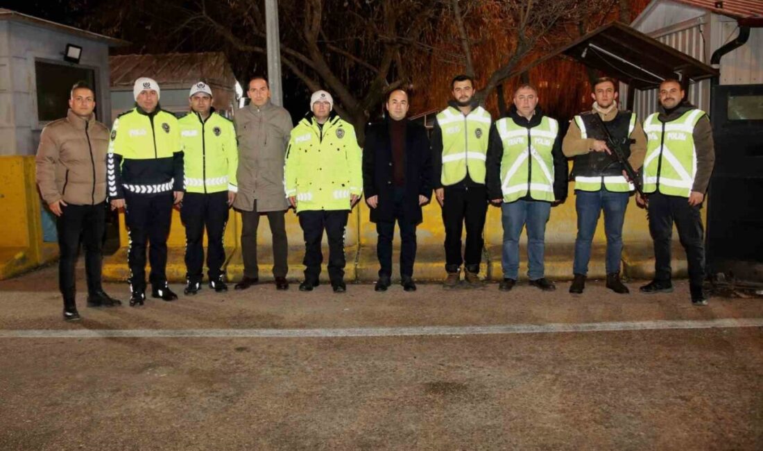 Eskişehir İl Emniyet Müdürü Tolga Yılmaz, yılbaşı gecesi yaptığı ziyaretlerde