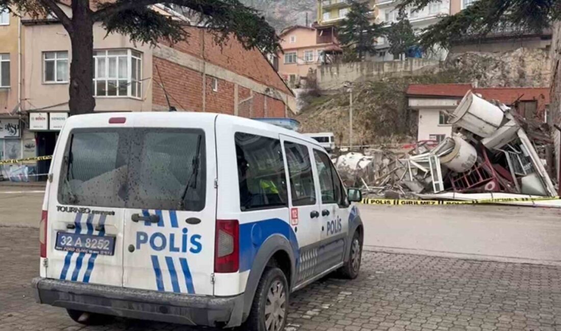 Isparta’nın Eğirdir ilçesinde, inşaat çalışması sırasında 3 katlı bir binanın