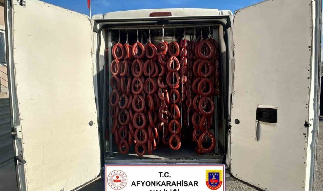 Afyonkarahisar’da jandarma şüphe üzerine durdurduğu bir kamyonette 1 ton 940