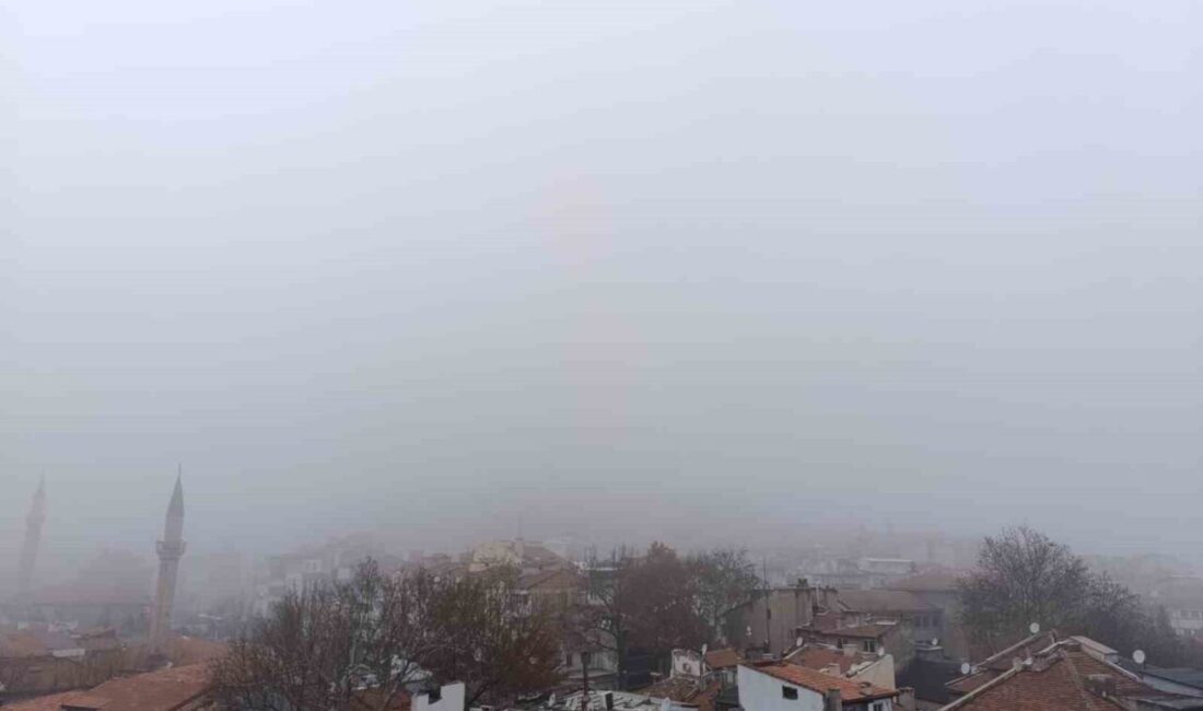 Sisli havanın etkili olduğu Afyonkarahisar’da tarihi Karahisar Kalesi’nin sis nedeniyle