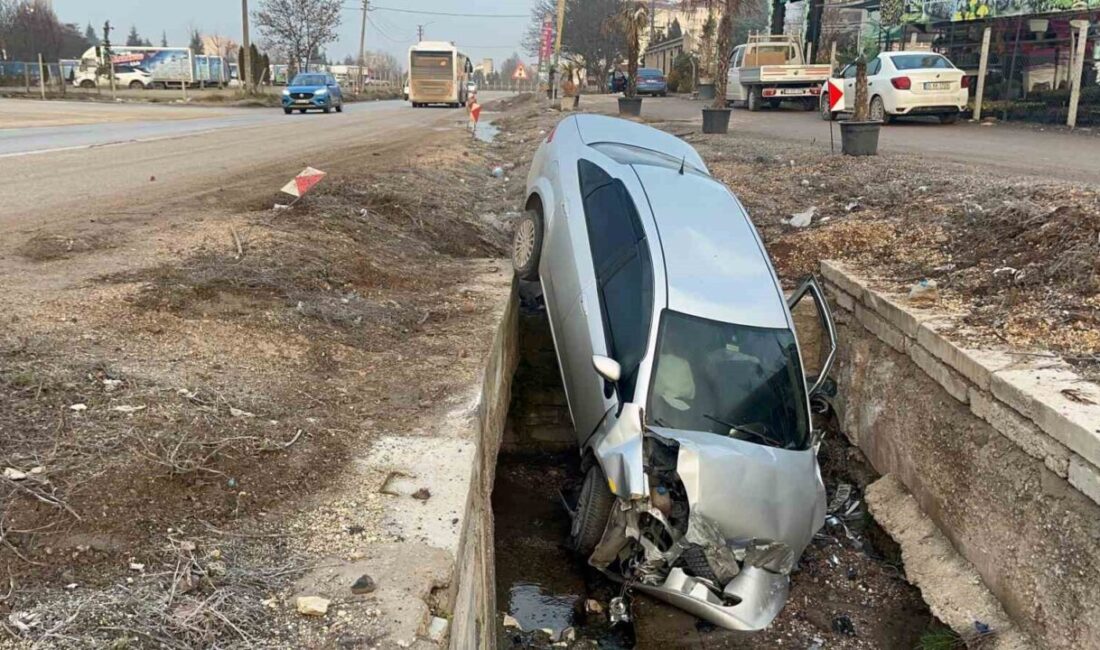 Eskişehir’de kayganlaşan yolda direksiyon hâkimiyetinin kaybedilmesi sonucu kanala uçan araçta