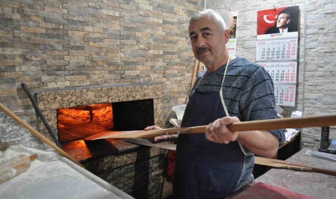 Eskişehir’de 400 derece sıcaklıktaki fırının karşısında mesai yapan pideci esnafı