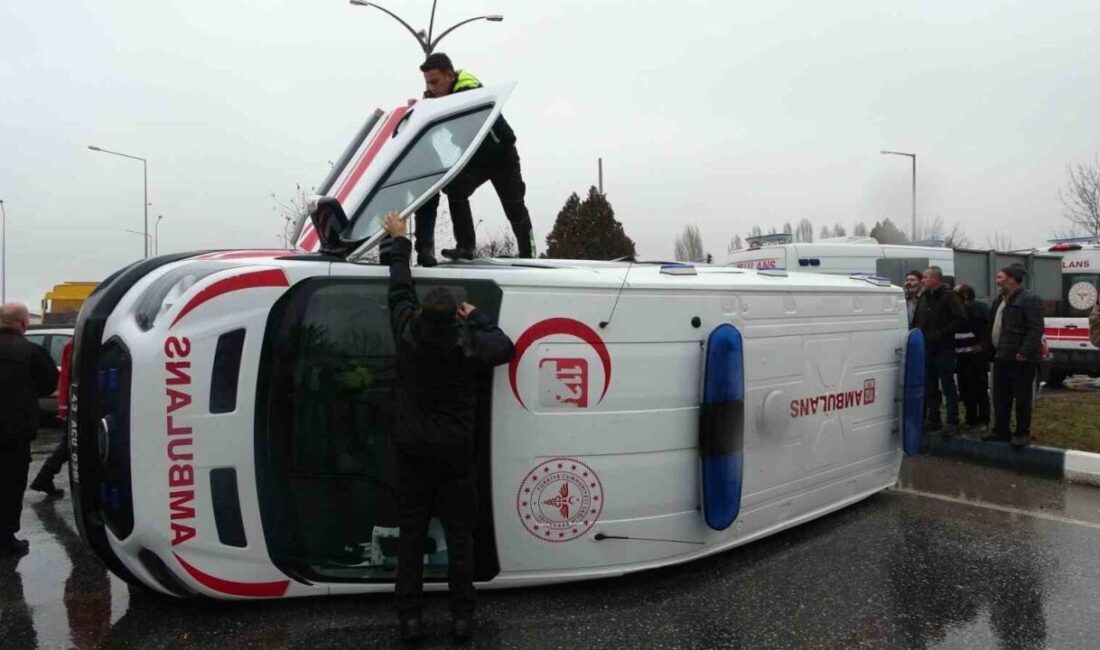 Kütahya’da hasta taşıyan ambulans ile otomobilin çarpışması sonucu meydana gelen