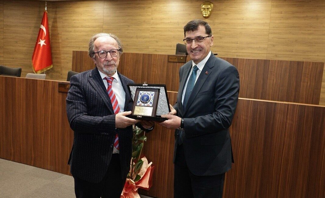 Kütahya’da çini ustası Mehmet Gürsoy’a saygı etkinliği Kütahya Belediyesi tarafından düzenlenen “Yaşayan İnsan Hazinesi: Mehmet Gürsoy’a Saygı