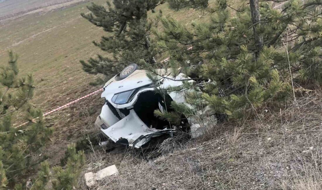 Kütahya’da otomobilin takla atarak şarampole devrilmesi sonucu meydana gelen trafik