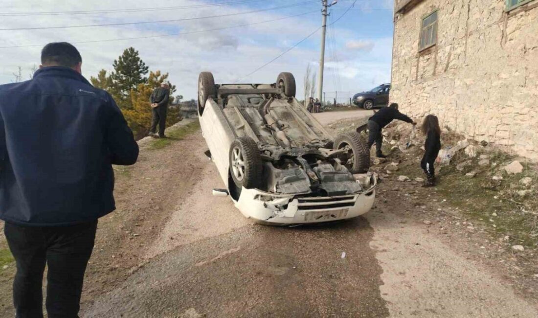 Kütahya’da sürücüsünün virajı alamadığı otomobilin devrilmesi sonucunda meydana gelen trafik